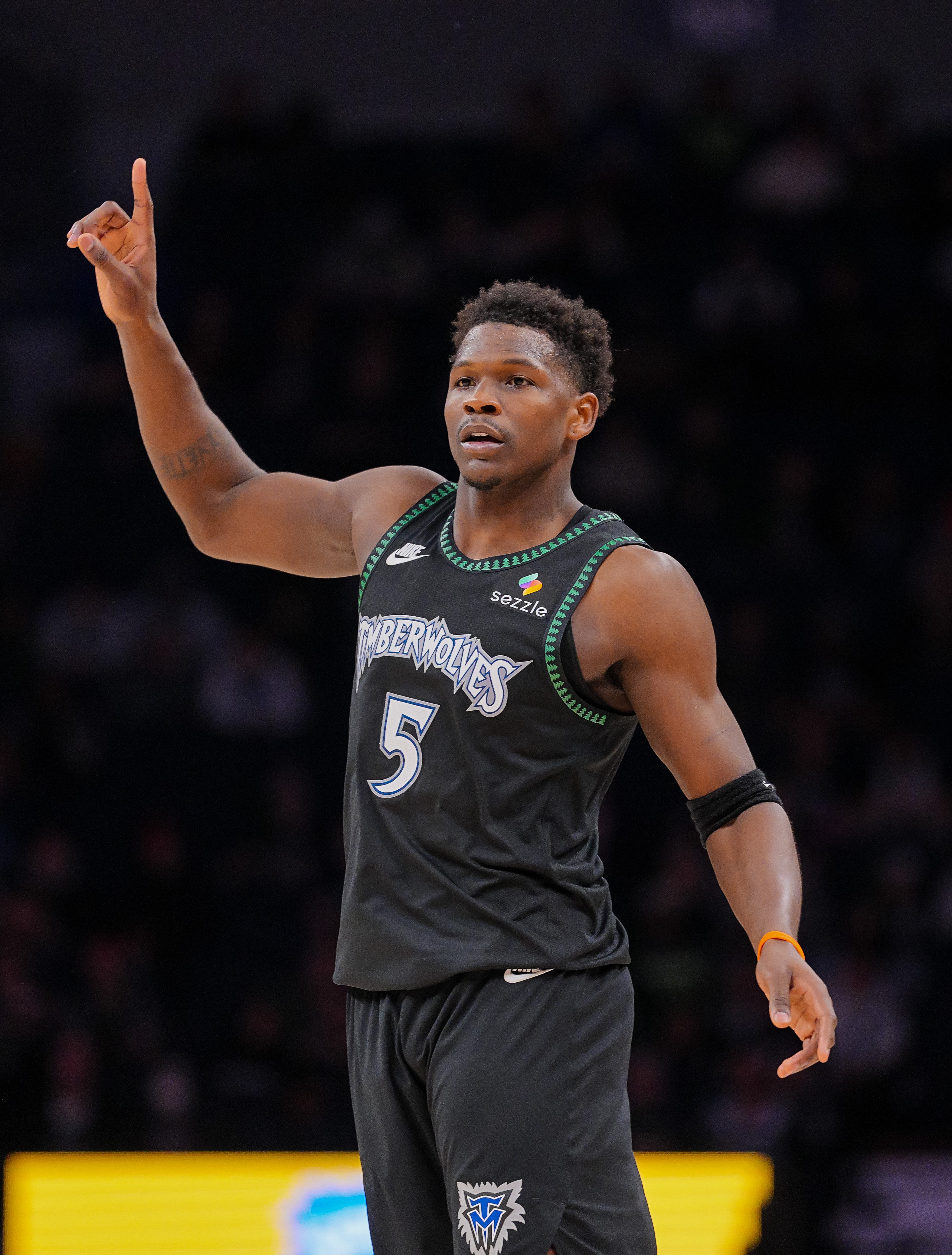 华体会-攻防俱佳！爱德华兹半场13中8&amp;三分5中3 砍下21分并有4次抢断